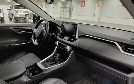 Toyota RAV4, 2021 год, 3 050 000 рублей, 13 фотография