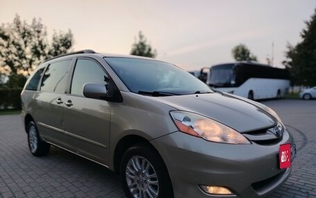 Toyota Sienna II рестайлинг, 2007 год, 1 040 000 рублей, 10 фотография