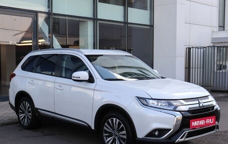 Mitsubishi Outlander III рестайлинг 3, 2019 год, 1 969 000 рублей, 3 фотография