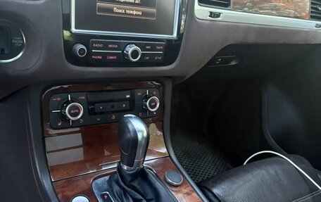 Volkswagen Touareg III, 2011 год, 1 680 000 рублей, 13 фотография
