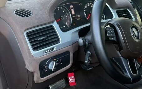 Volkswagen Touareg III, 2011 год, 1 680 000 рублей, 21 фотография