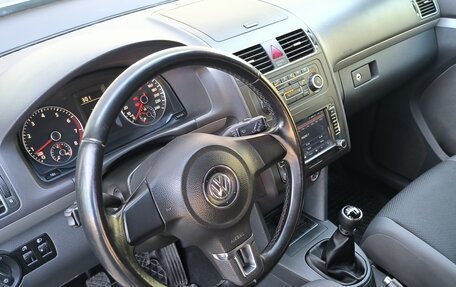 Volkswagen Touran III, 2010 год, 1 000 000 рублей, 18 фотография