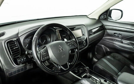 Mitsubishi Outlander III рестайлинг 3, 2017 год, 1 639 700 рублей, 11 фотография