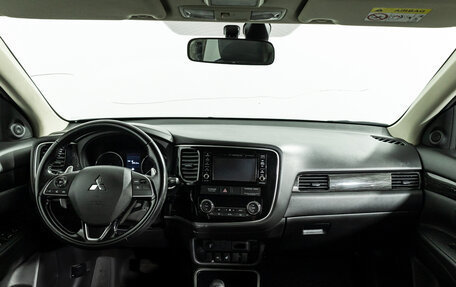Mitsubishi Outlander III рестайлинг 3, 2017 год, 1 639 700 рублей, 13 фотография