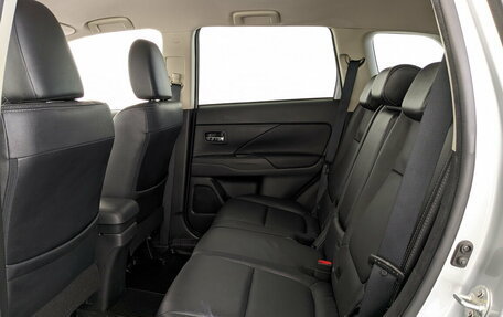 Mitsubishi Outlander III рестайлинг 3, 2017 год, 2 150 000 рублей, 12 фотография