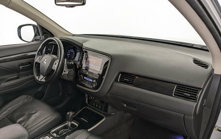 Mitsubishi Outlander III рестайлинг 3, 2017 год, 2 150 000 рублей, 11 фотография
