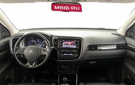 Mitsubishi Outlander III рестайлинг 3, 2017 год, 2 150 000 рублей, 14 фотография