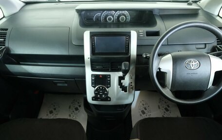 Toyota Noah III, 2010 год, 1 149 000 рублей, 11 фотография