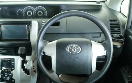 Toyota Noah III, 2010 год, 1 149 000 рублей, 10 фотография