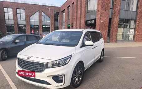 KIA Carnival III, 2018 год, 2 800 000 рублей, 2 фотография