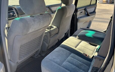 Toyota Land Cruiser 100 рестайлинг 2, 2007 год, 4 000 000 рублей, 24 фотография