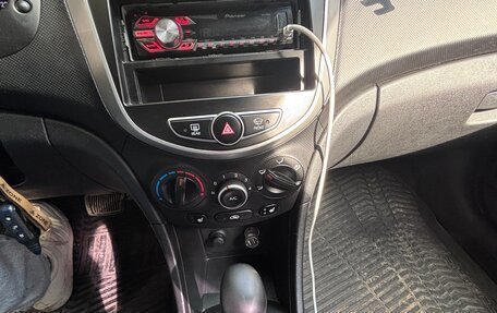 Hyundai Solaris II рестайлинг, 2013 год, 670 000 рублей, 15 фотография