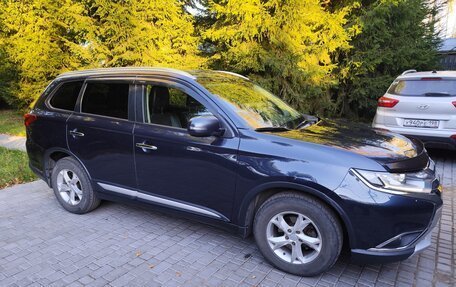 Mitsubishi Outlander III рестайлинг 3, 2016 год, 1 700 000 рублей, 3 фотография