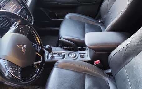 Mitsubishi Outlander III рестайлинг 3, 2016 год, 1 700 000 рублей, 8 фотография