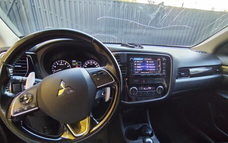 Mitsubishi Outlander III рестайлинг 3, 2016 год, 1 700 000 рублей, 10 фотография
