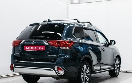Mitsubishi Outlander III рестайлинг 3, 2019 год, 2 199 000 рублей, 4 фотография