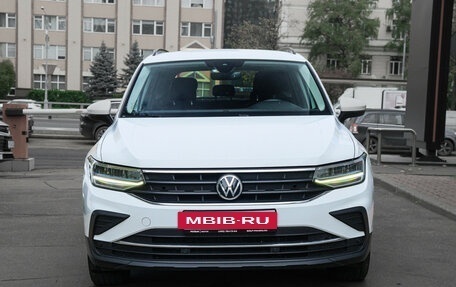 Volkswagen Tiguan II, 2021 год, 2 600 000 рублей, 2 фотография
