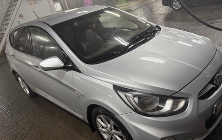 Hyundai Solaris II рестайлинг, 2013 год, 550 000 рублей, 2 фотография