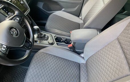 Volkswagen Tiguan II, 2018 год, 2 700 000 рублей, 16 фотография