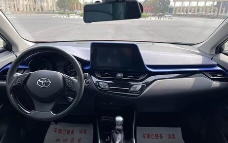 Toyota C-HR I рестайлинг, 2023 год, 1 735 000 рублей, 7 фотография