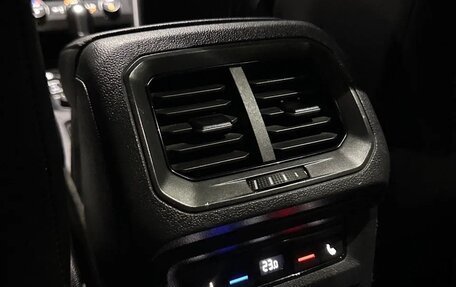 Volkswagen Tiguan II, 2018 год, 3 100 000 рублей, 26 фотография
