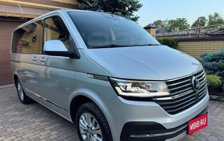 Volkswagen Multivan T6 рестайлинг, 2023 год, 6 100 000 рублей, 1 фотография