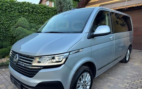 Volkswagen Multivan T6 рестайлинг, 2023 год, 6 100 000 рублей, 3 фотография