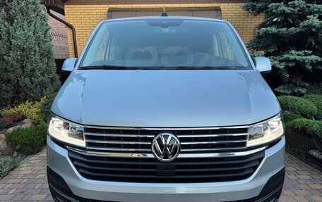 Volkswagen Multivan T6 рестайлинг, 2023 год, 6 100 000 рублей, 2 фотография