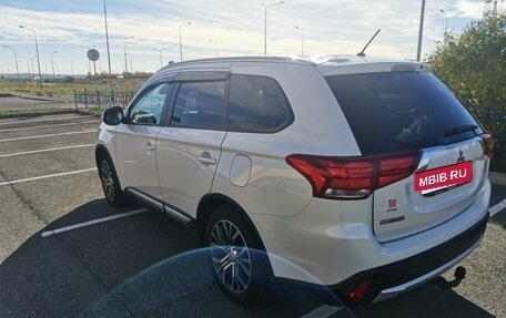 Mitsubishi Outlander III рестайлинг 3, 2016 год, 1 900 000 рублей, 6 фотография