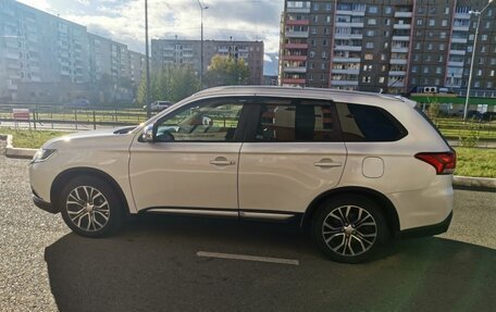 Mitsubishi Outlander III рестайлинг 3, 2016 год, 1 900 000 рублей, 12 фотография