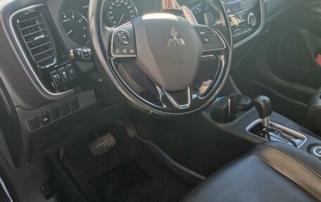 Mitsubishi Outlander III рестайлинг 3, 2016 год, 1 900 000 рублей, 11 фотография