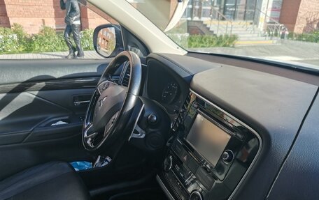 Mitsubishi Outlander III рестайлинг 3, 2016 год, 1 900 000 рублей, 21 фотография
