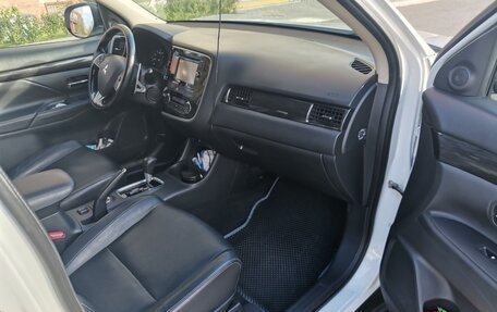 Mitsubishi Outlander III рестайлинг 3, 2016 год, 1 900 000 рублей, 22 фотография