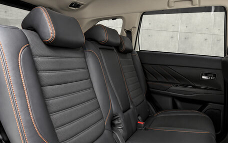 Mitsubishi Outlander III рестайлинг 3, 2019 год, 2 270 000 рублей, 13 фотография