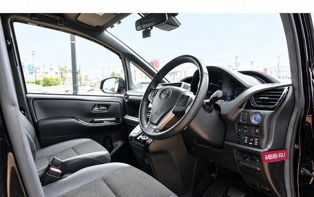Toyota Noah III, 2020 год, 1 800 000 рублей, 10 фотография