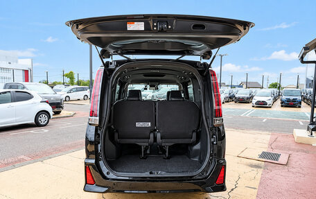 Toyota Noah III, 2020 год, 1 800 000 рублей, 13 фотография