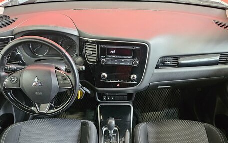 Mitsubishi Outlander III рестайлинг 3, 2020 год, 2 199 000 рублей, 9 фотография