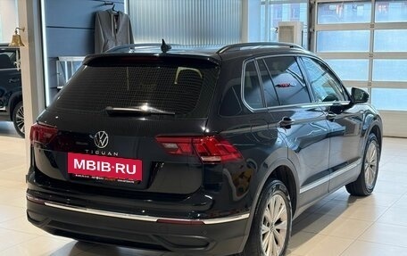 Volkswagen Tiguan II, 2021 год, 2 449 000 рублей, 4 фотография
