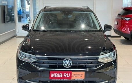 Volkswagen Tiguan II, 2021 год, 2 449 000 рублей, 2 фотография