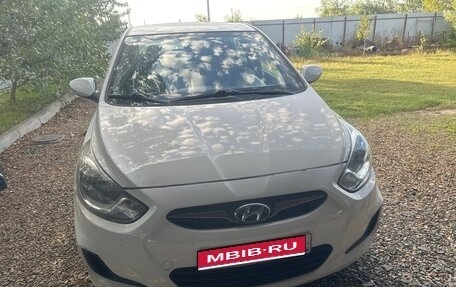 Hyundai Solaris II рестайлинг, 2012 год, 700 000 рублей, 1 фотография