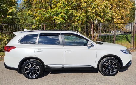 Mitsubishi Outlander III рестайлинг 3, 2021 год, 2 680 000 рублей, 2 фотография