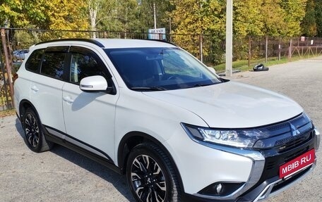 Mitsubishi Outlander III рестайлинг 3, 2021 год, 2 680 000 рублей, 4 фотография