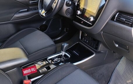 Mitsubishi Outlander III рестайлинг 3, 2021 год, 2 680 000 рублей, 9 фотография