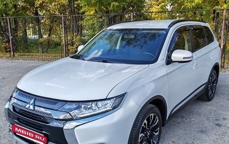 Mitsubishi Outlander III рестайлинг 3, 2021 год, 2 680 000 рублей, 3 фотография