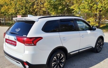Mitsubishi Outlander III рестайлинг 3, 2021 год, 2 680 000 рублей, 6 фотография