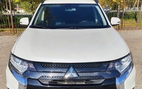 Mitsubishi Outlander III рестайлинг 3, 2021 год, 2 680 000 рублей, 8 фотография