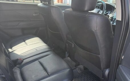 Mitsubishi Outlander III рестайлинг 3, 2014 год, 1 390 000 рублей, 10 фотография