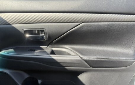 Mitsubishi Outlander III рестайлинг 3, 2014 год, 1 390 000 рублей, 12 фотография