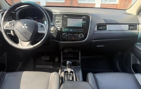 Mitsubishi Outlander III рестайлинг 3, 2014 год, 1 390 000 рублей, 8 фотография