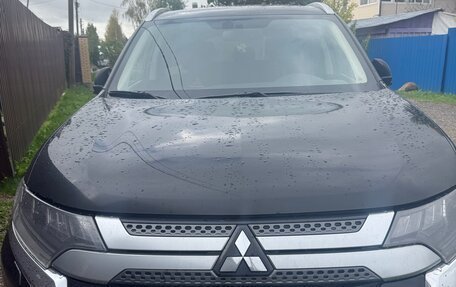 Mitsubishi Outlander III рестайлинг 3, 2020 год, 1 720 000 рублей, 1 фотография